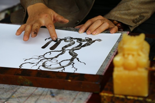 Người dân Thủ đô trẩy hội phố ông đồ xin chữ ngày mùng 1 Tết ảnh 8